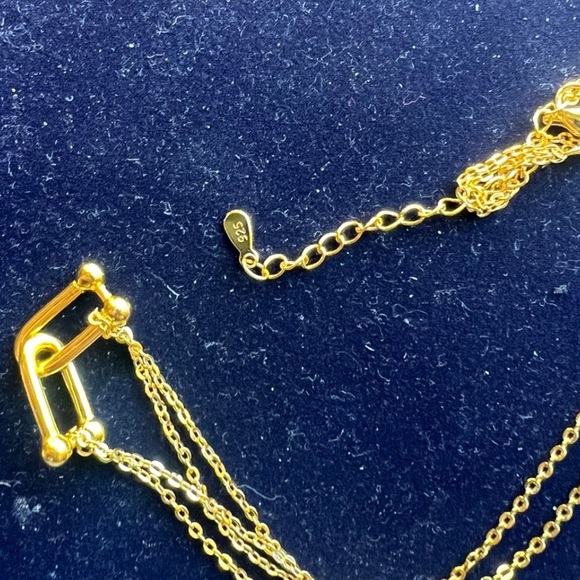 Gorgeous gold interlocking loop pendant necklace - Picture 9 of 14